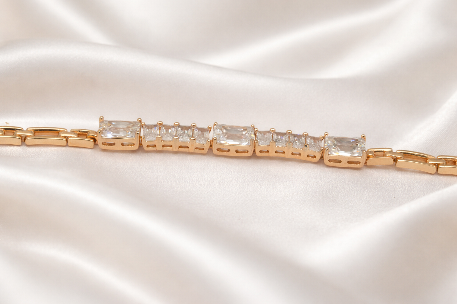 18kt Rose Gold Polish Fancy Bracelet with Diamond Anti-Tarnish & Anti-Allergic for Girls (Design 1)