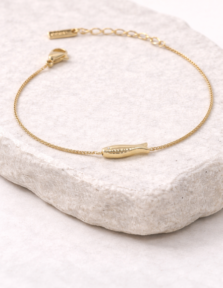 Gold polish with Fish pendant chain bracelet