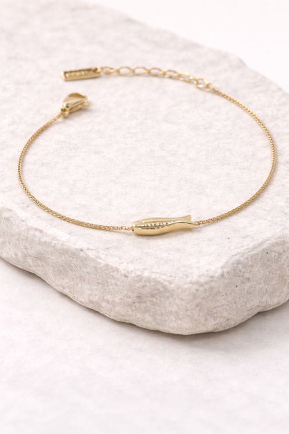 Gold polish with Fish pendant chain bracelet