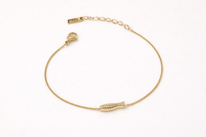 Gold polish with Fish pendant chain bracelet