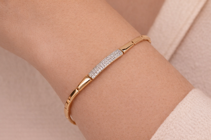 Gold polish with diamond soraski bracelet